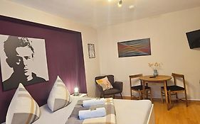 Doppelzimmer 1 I geteiltes Bad&Küche I mit dem Zug nur 4 min bis zum Hauptbahnhof